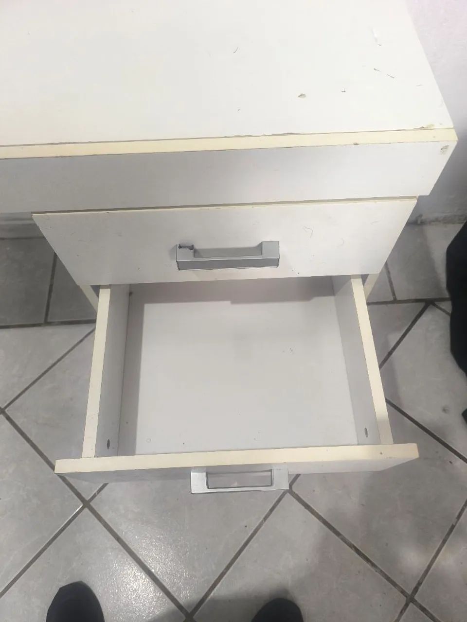 Mesa de escritório compacta com 2 gavetas - Foto 3