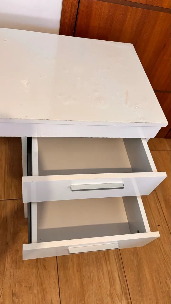 Escrivaninha branca com 2 gavetas usada - Foto 5