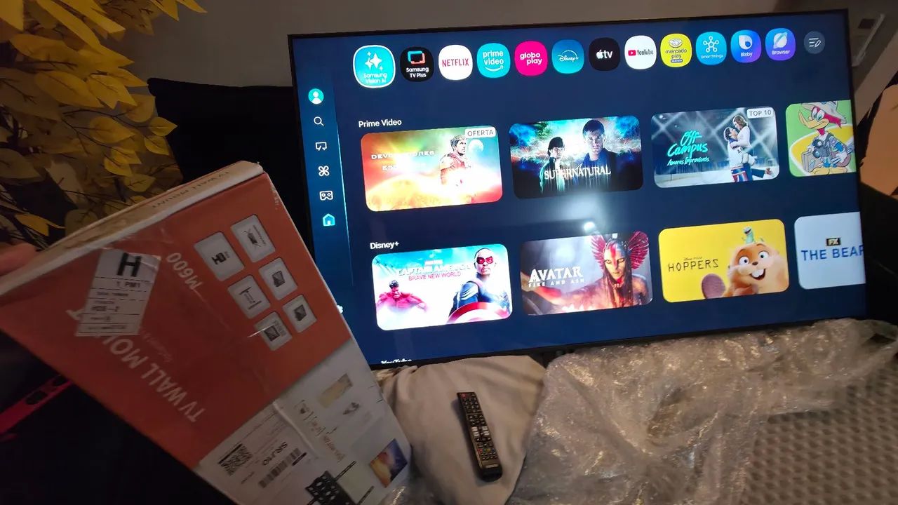 Vendo tv 65 polegadas ainda na garantia, ainda na garantia com controle, pés e suporte. 