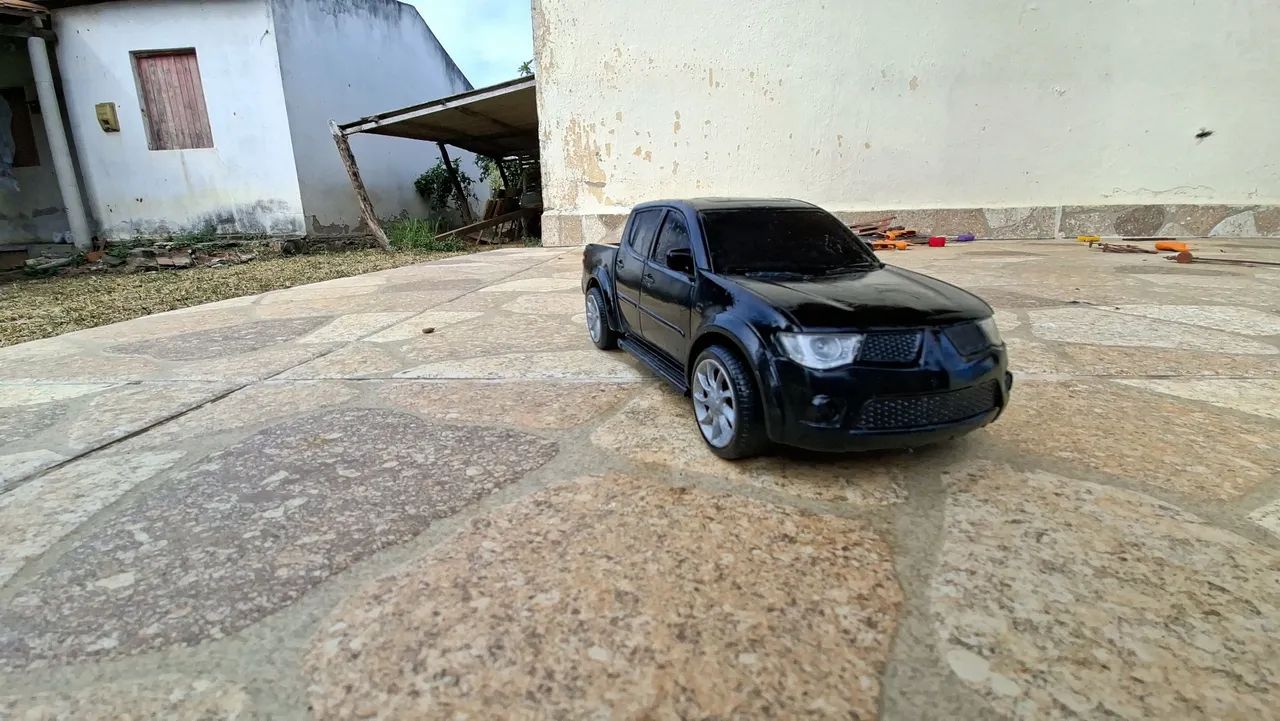 Miniatura L200 Triton Mitsubishi, customizada com preto brilhante  - Foto 2