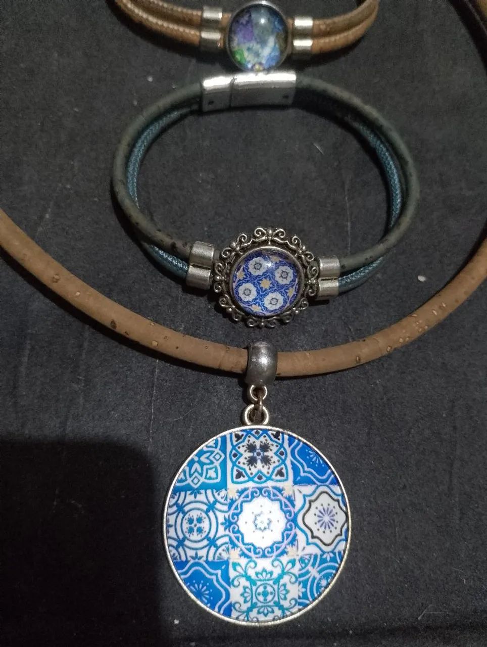 Cordão de cortiça com adereços  - Foto 3