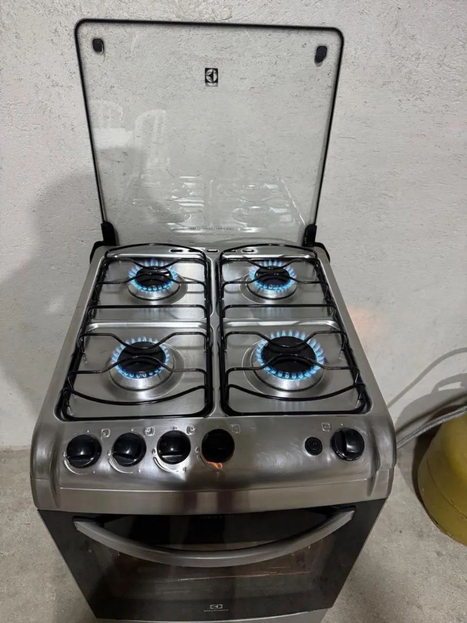VENDO UM LINDO FOGÃO DA MARCA ELECTROLUX INOX PARCELO NO CARTÃO DE CRÉDITO  - Foto 2