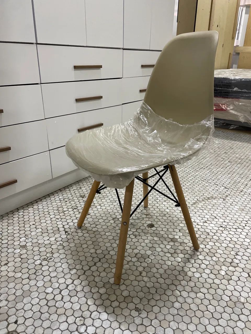 Cadeira charles Eames Eiffel Pés de madeira palito  - Foto 2