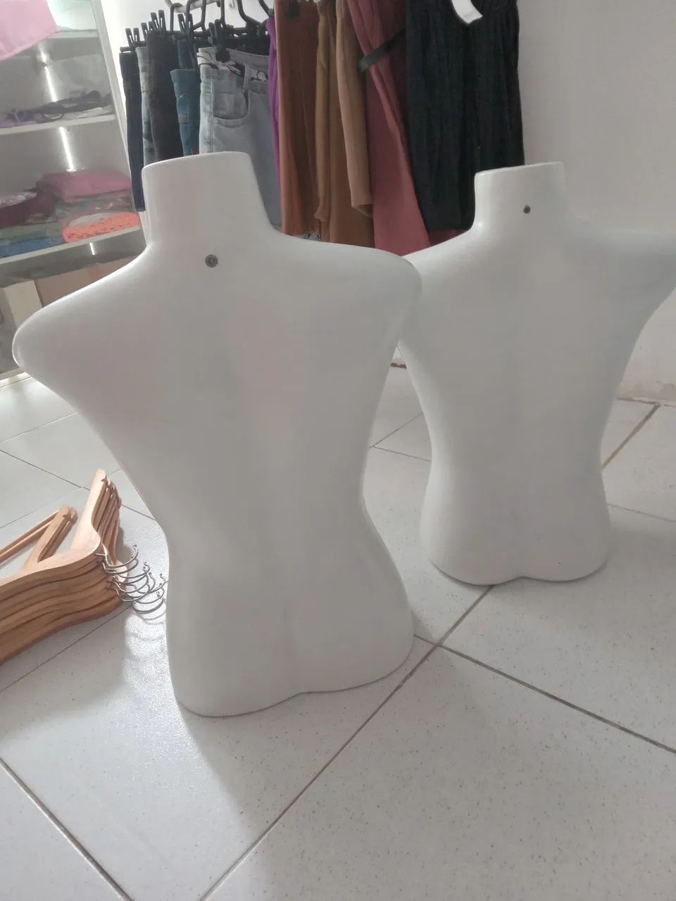 Vendo cabides de madeira e 2 manequim busto para loja ótimo preço  - Foto 3