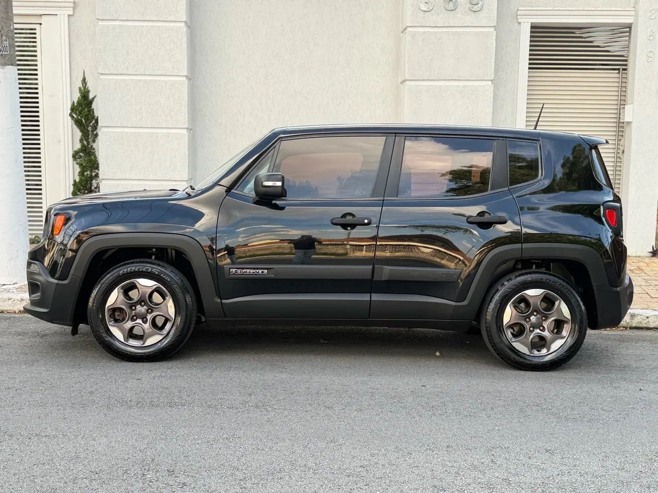 Jeep Renegade Sport 1.8 4x2 Flex 16V Mec., foto 2 de 18