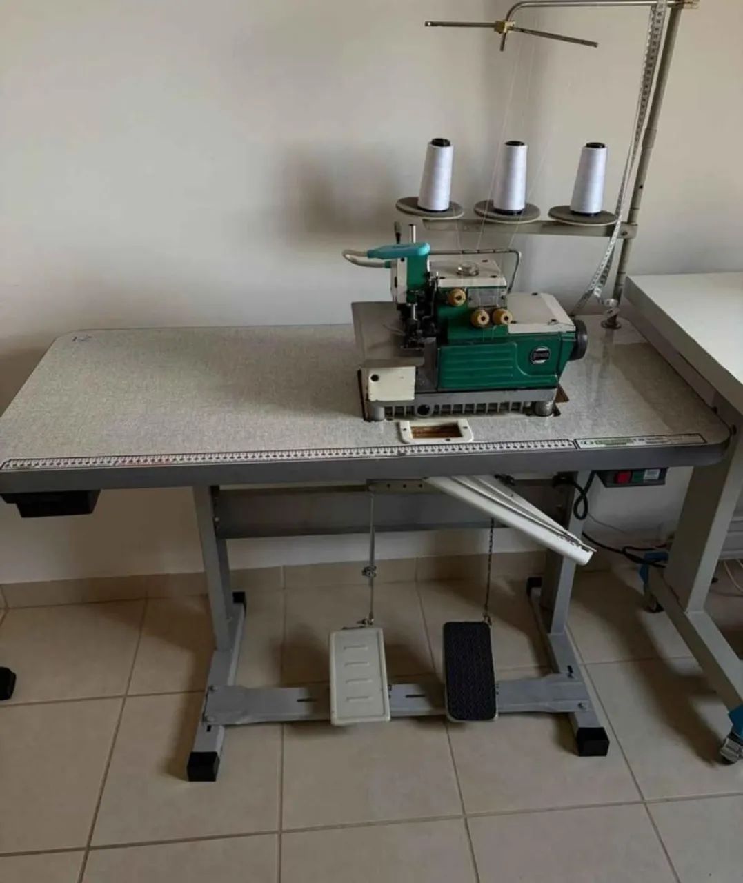 Máquina de costura  overclock yamata  - Foto 2