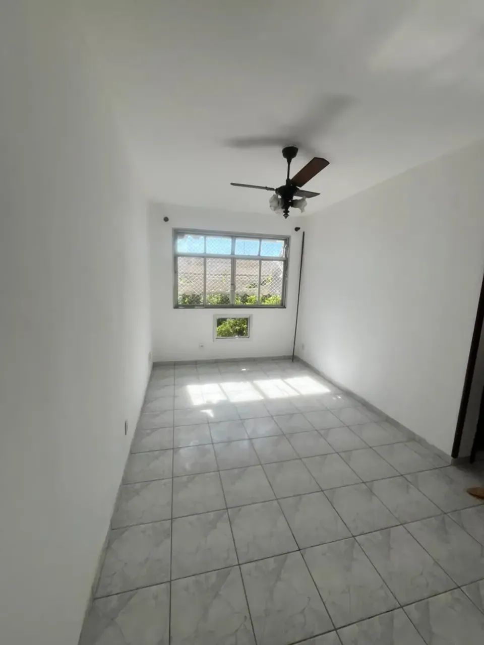 Apartamento de 2 quartos com dependência em Olaria