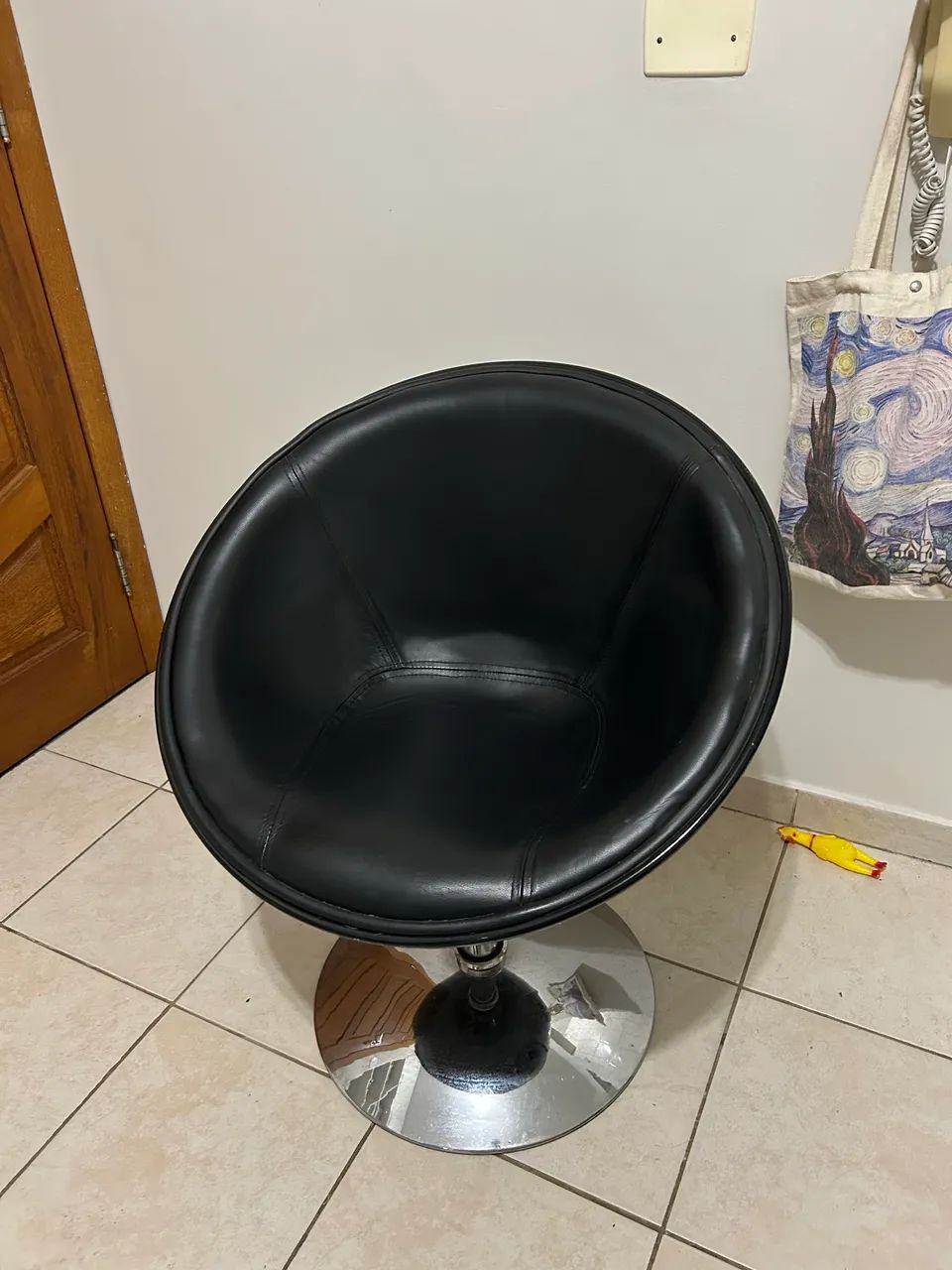 Poltrona Egg/Bowl Giratória Preta - Courino + Base Cromada
