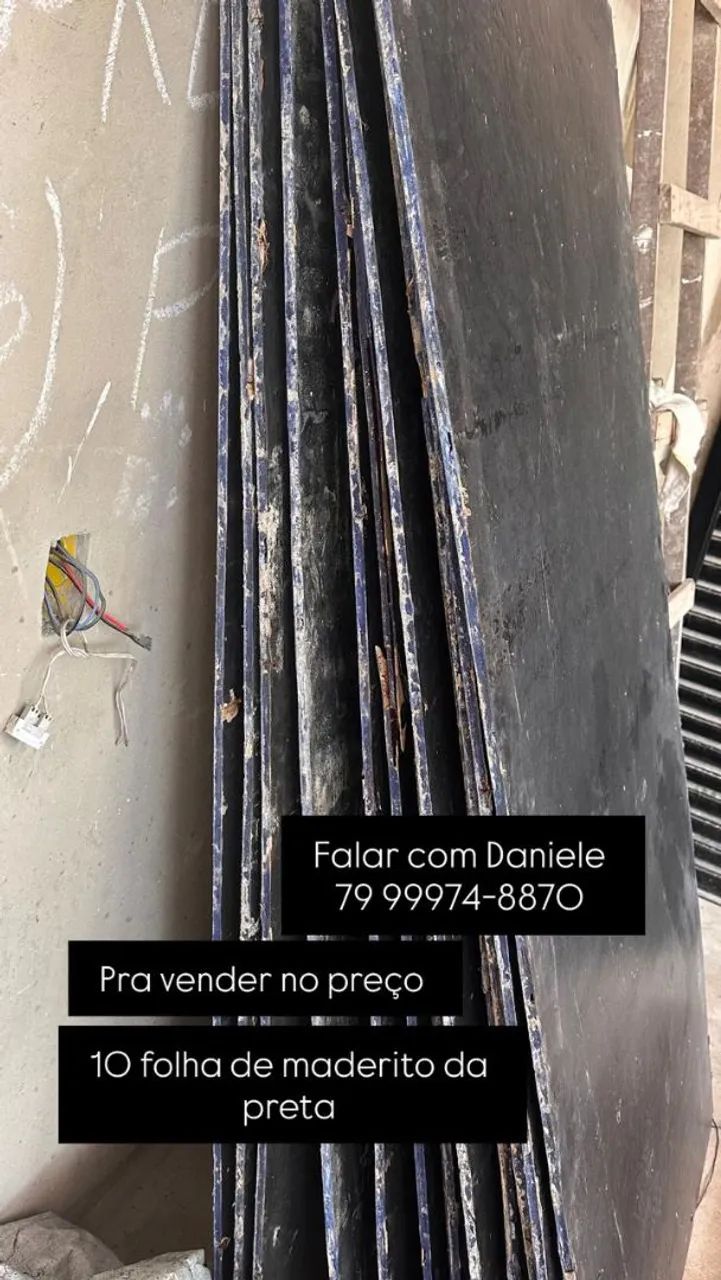 Folha de maderito na cor preta.415984701271582720