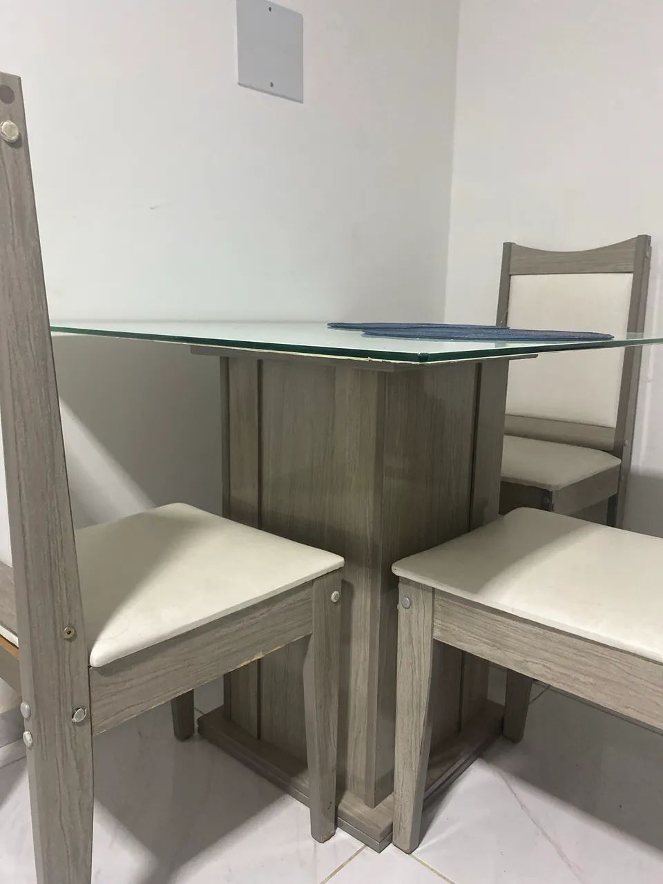 Mesa 4 lugares com 3 cadeiras - Foto 2