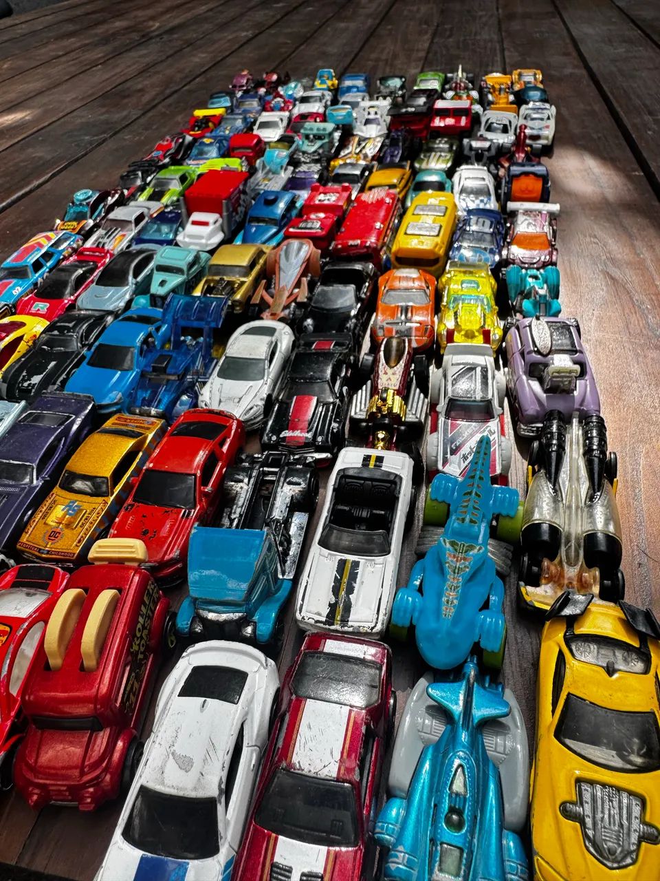 Lote com 100 carrinhos Hot Weels 