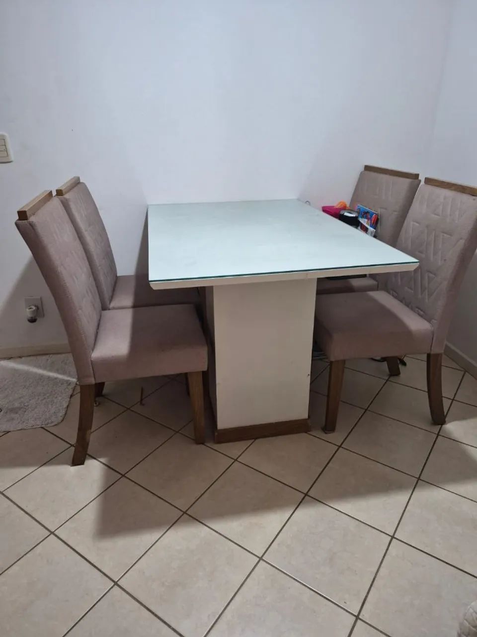 Vendo mesa com 4 cadeiras, tampo de vidro 8mm, estado de nova - Foto 4