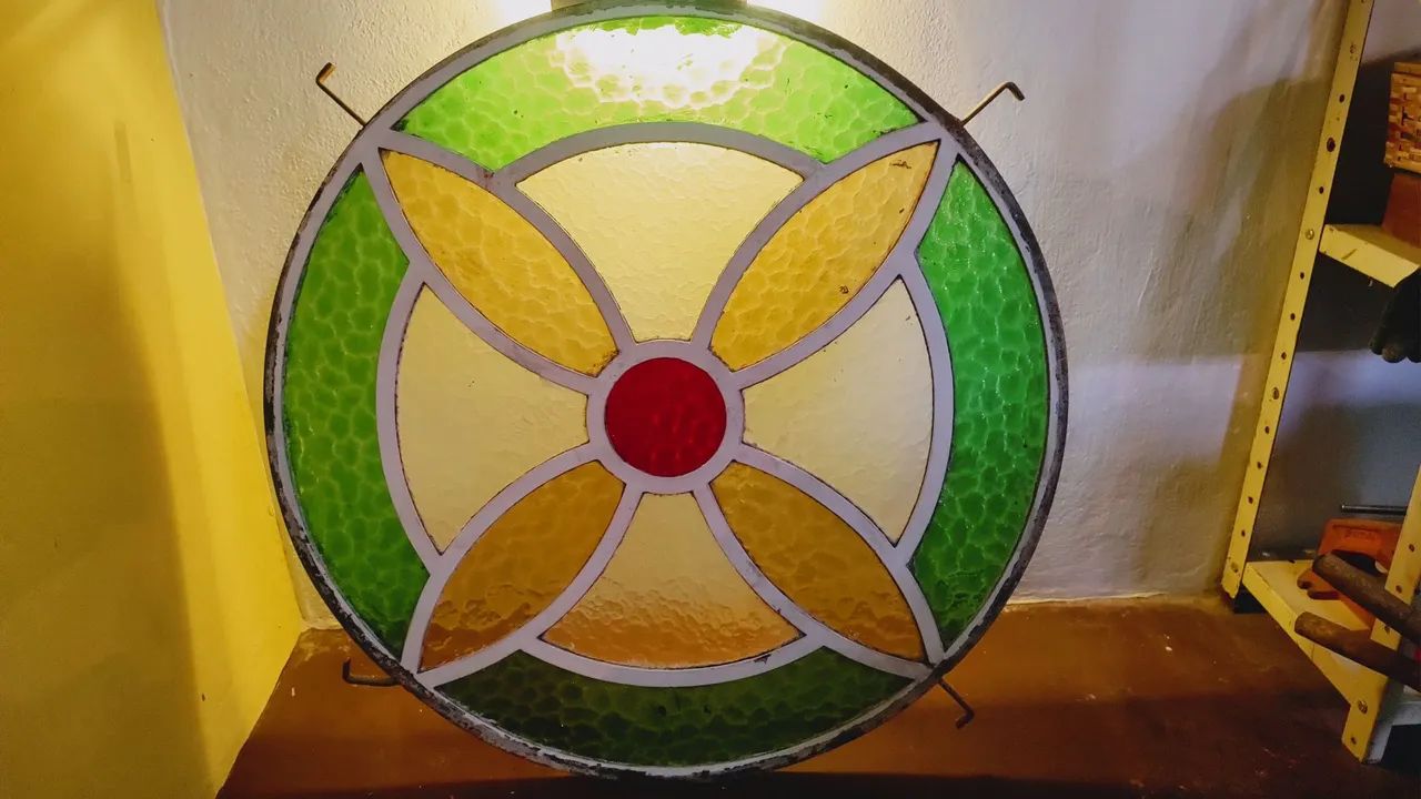 Vitral redondo com tema de flor 