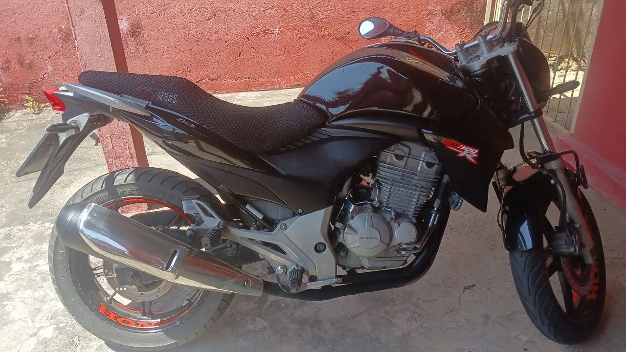 CB. 300. Top de linha bem conservada.