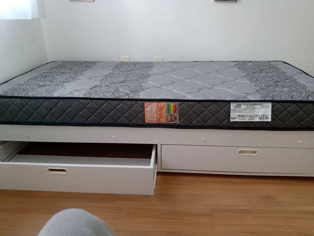 Cama de solteiro laqueada com gavetas 