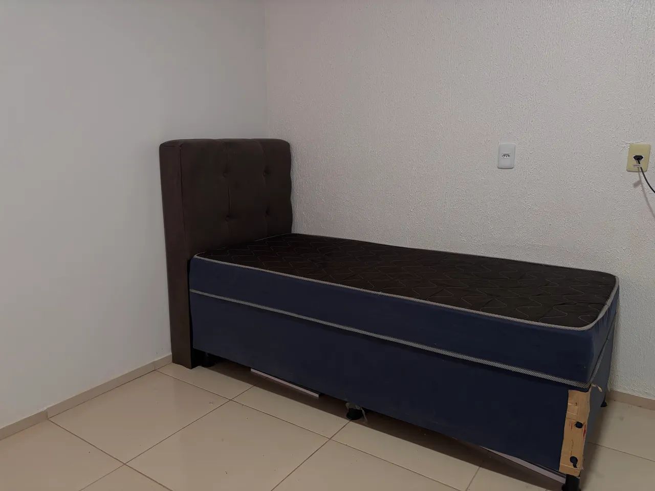 Cama de solteiro com cabeceira 