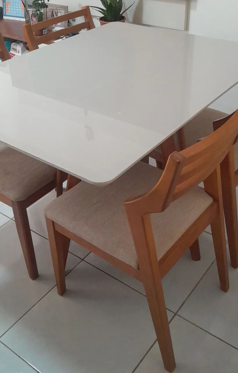 Mesa de madeira com tampão vidro - 4 cadeiras. - Foto 4