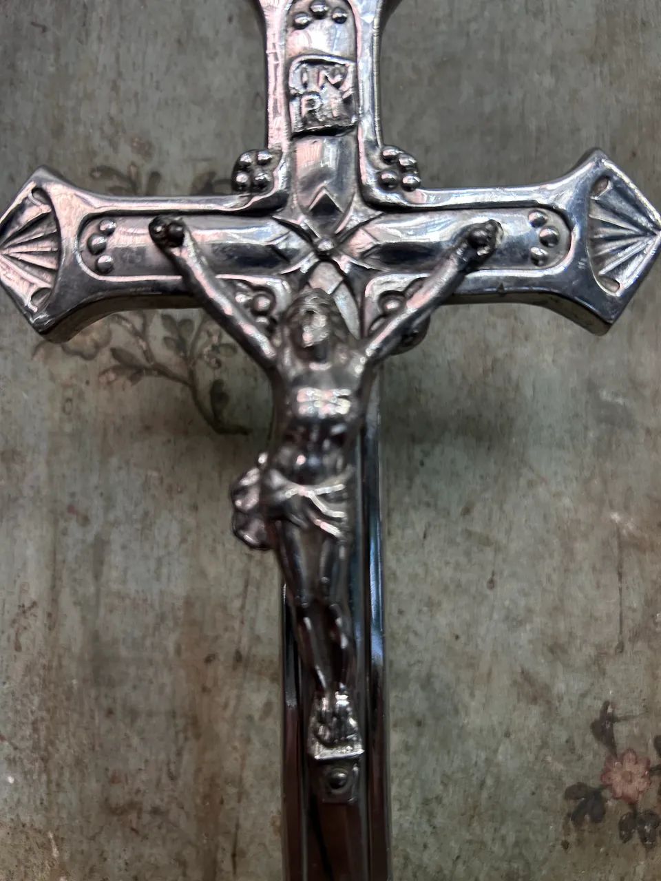 Crucifixo Art Déco em metal - Foto 4