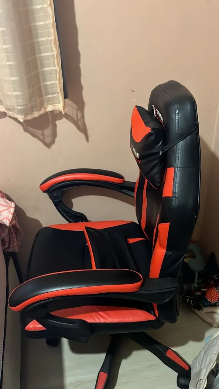Cadeira gamer, praticamente nova