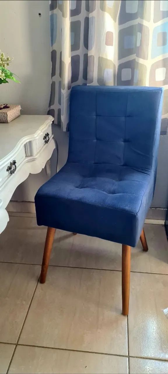 Poltrona semi nova em suede
