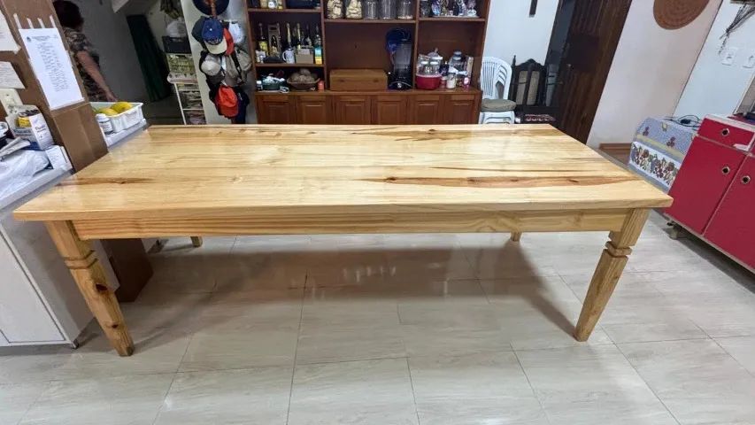 Mesa de jantar de madeira
