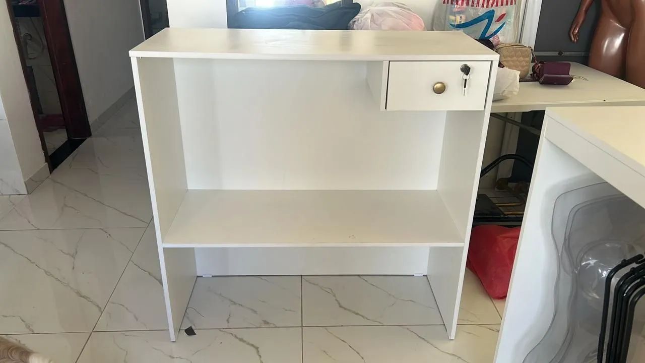 Cabides de plásticos e madeiras 2 balcão e um  com gaveta 3 manequis  - Foto 2