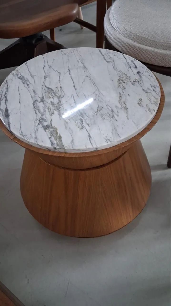 Mesa de madeira com mármore