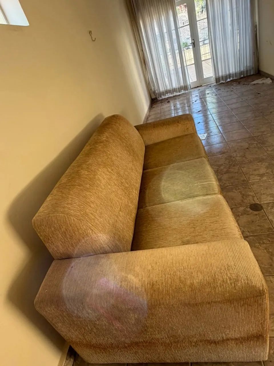 Sofá 3 Lugares - Estrutura e Espuma em Ótimo Estado - Foto 2