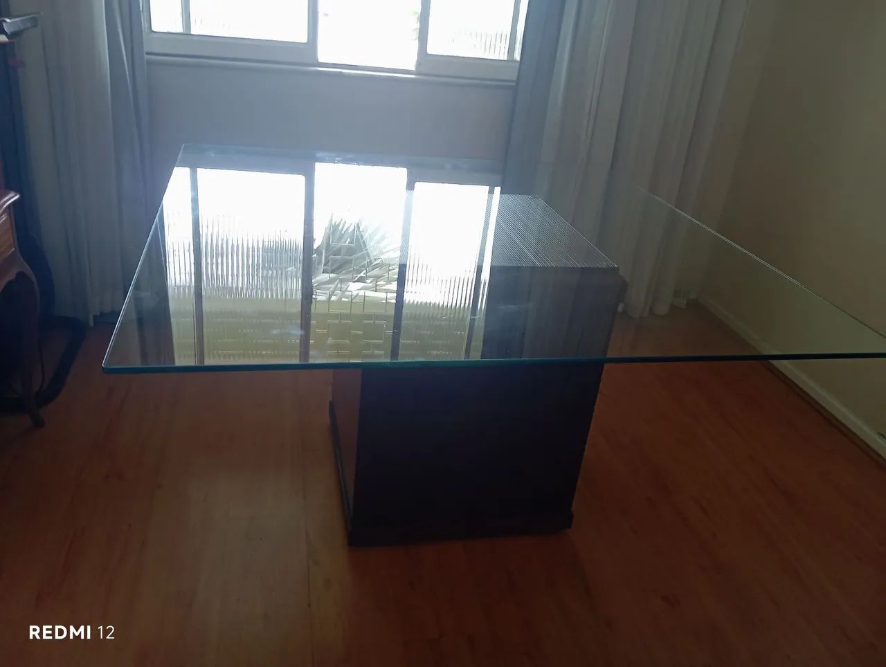 Uma mesa  com 4 cadeiras - Foto 2