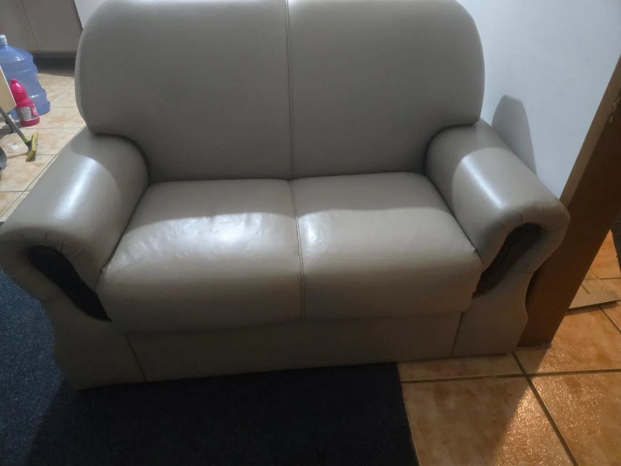 Vendo sofá dois lugares de courino