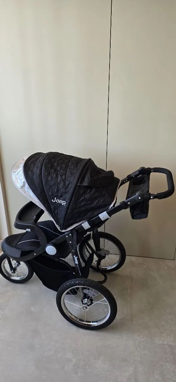 Carrinho para bebê marca JEEP