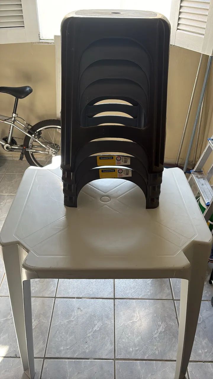 Conjunto de mesa com banco de plástico