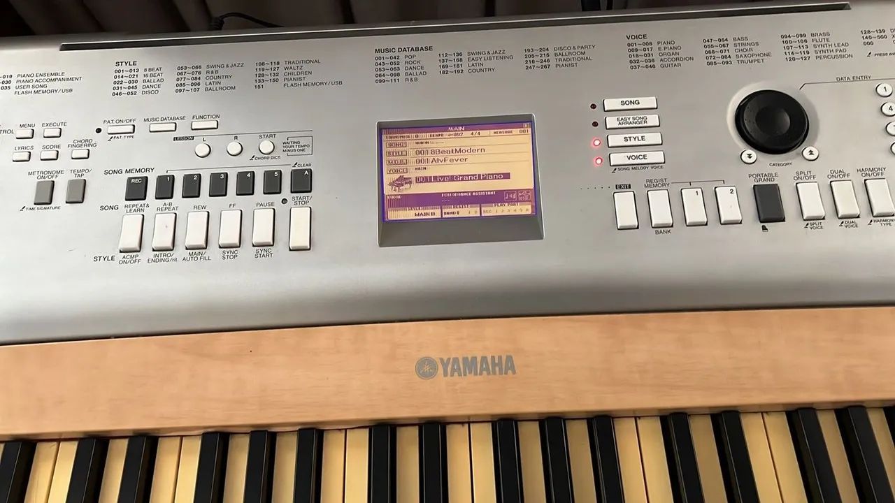 Piano elétrico Yamaha Portable Grand DGX-620 - Instrumentos