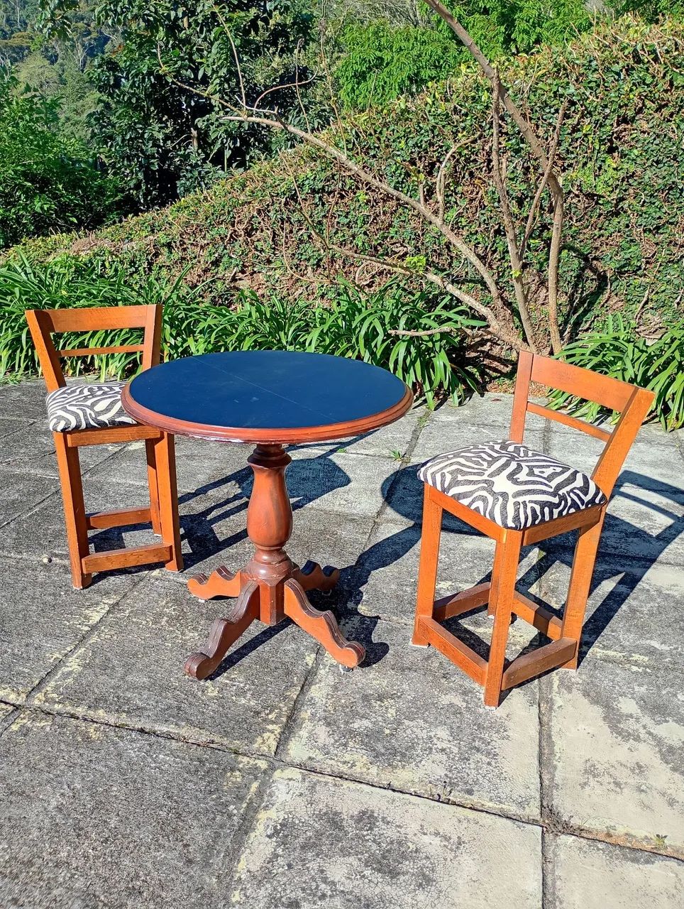 Conjunto de mesa e cadeiras em madeira