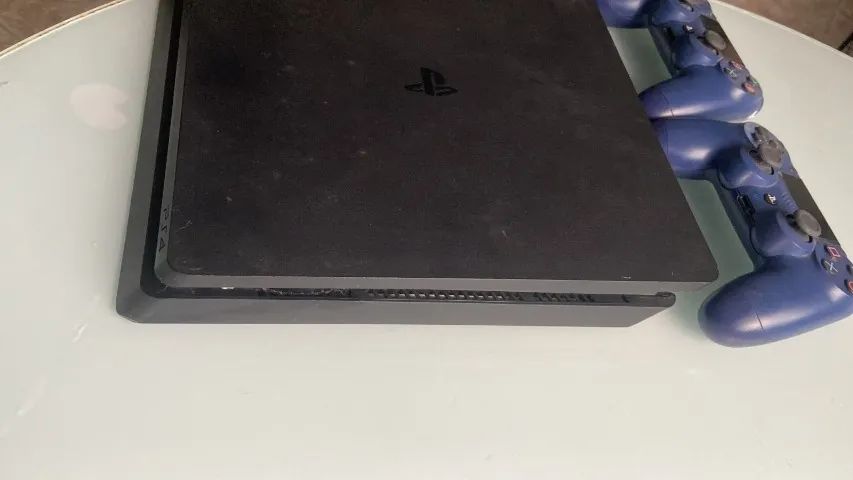 PS4 com 2 controles e 2 mídias físicas. Pouco usado  - Foto 2
