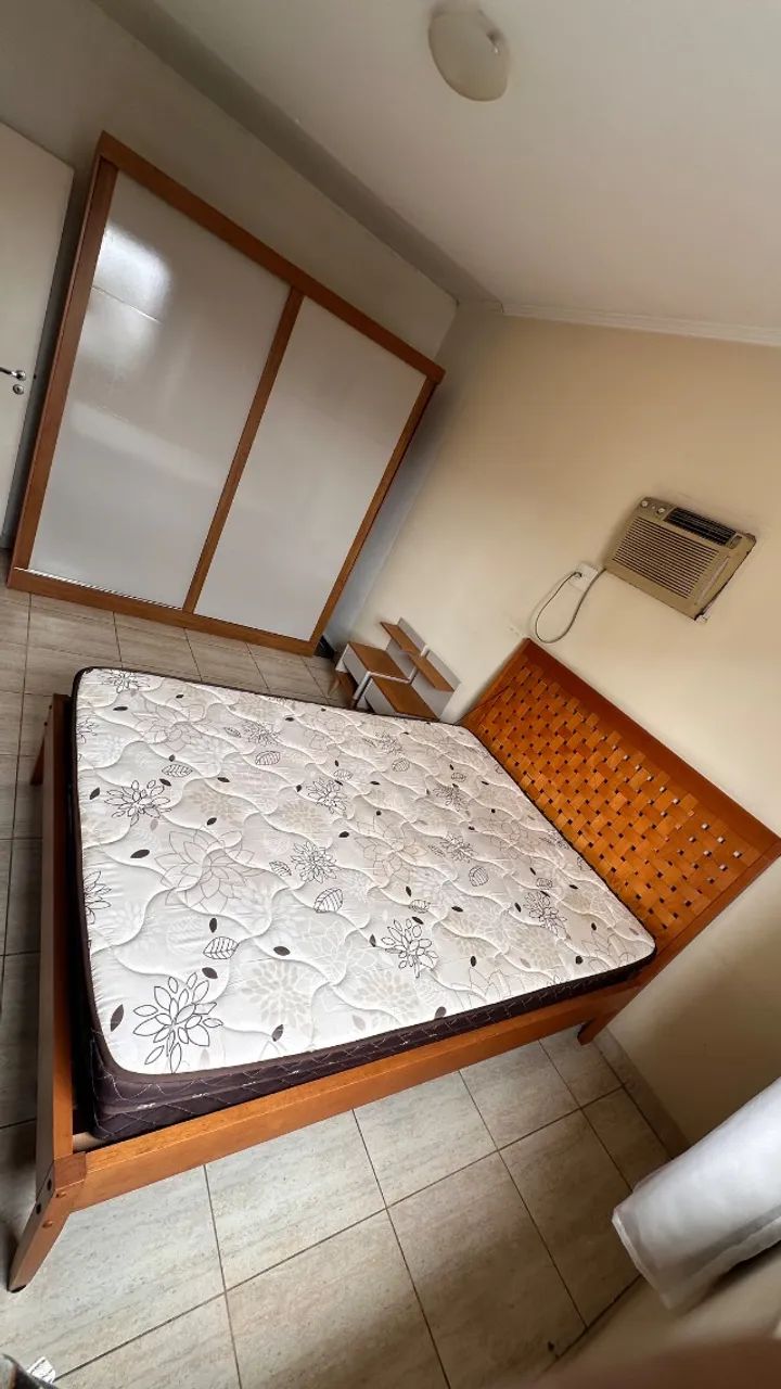 Cama, Guarda-roupa e mesas de cabeceira 