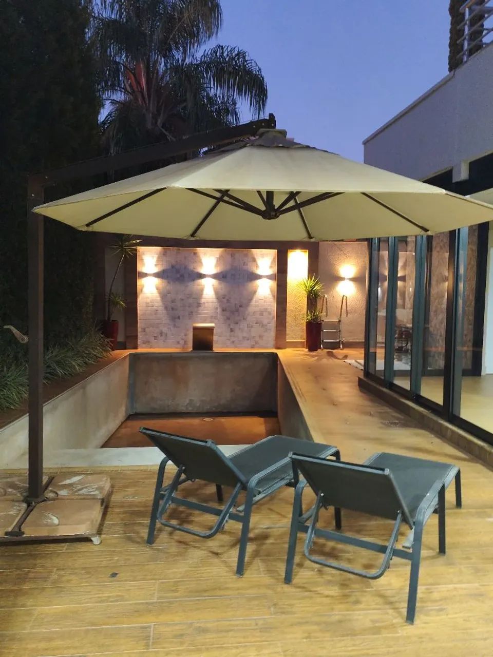 Ombrelone luxo com capa e suporte com rodinhas + espreguiçadeiras