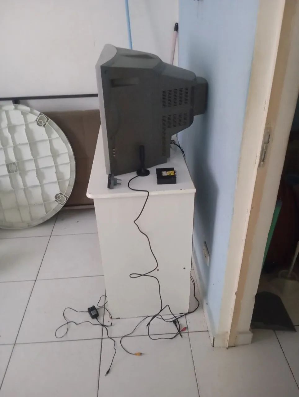Vendo tv 29 antiga funcionando e mais uma mesa de computador  - Foto 5