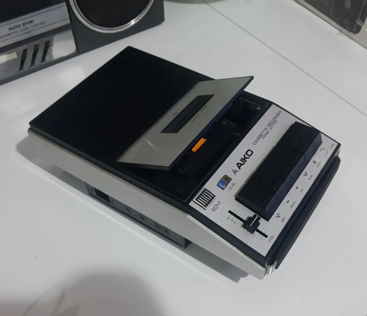 Rádio TOCA FITA gravador antigo AIKO com microfone anos 80 funcionando  - Foto 3