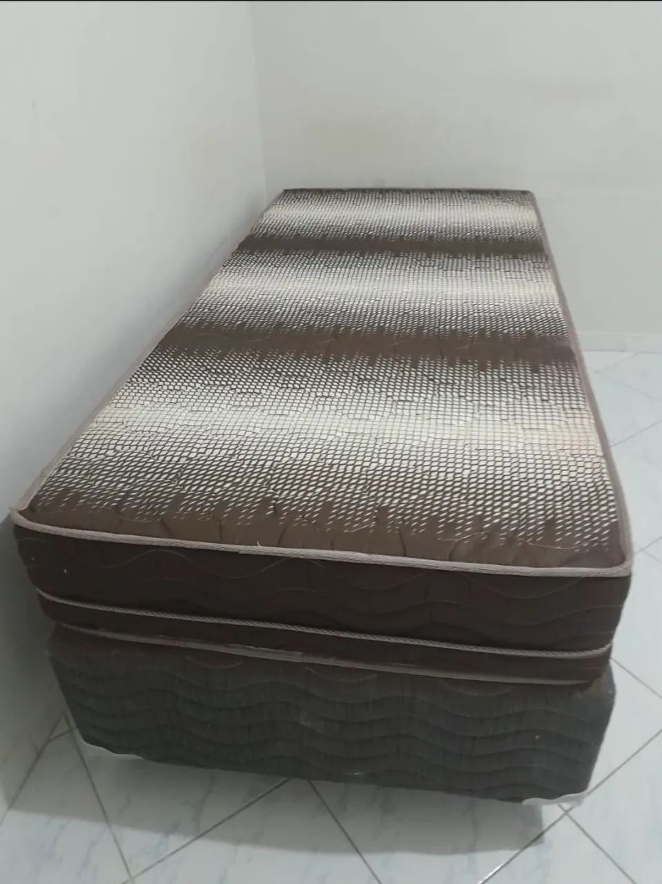 Cama Solteiro composta por base + colchão.