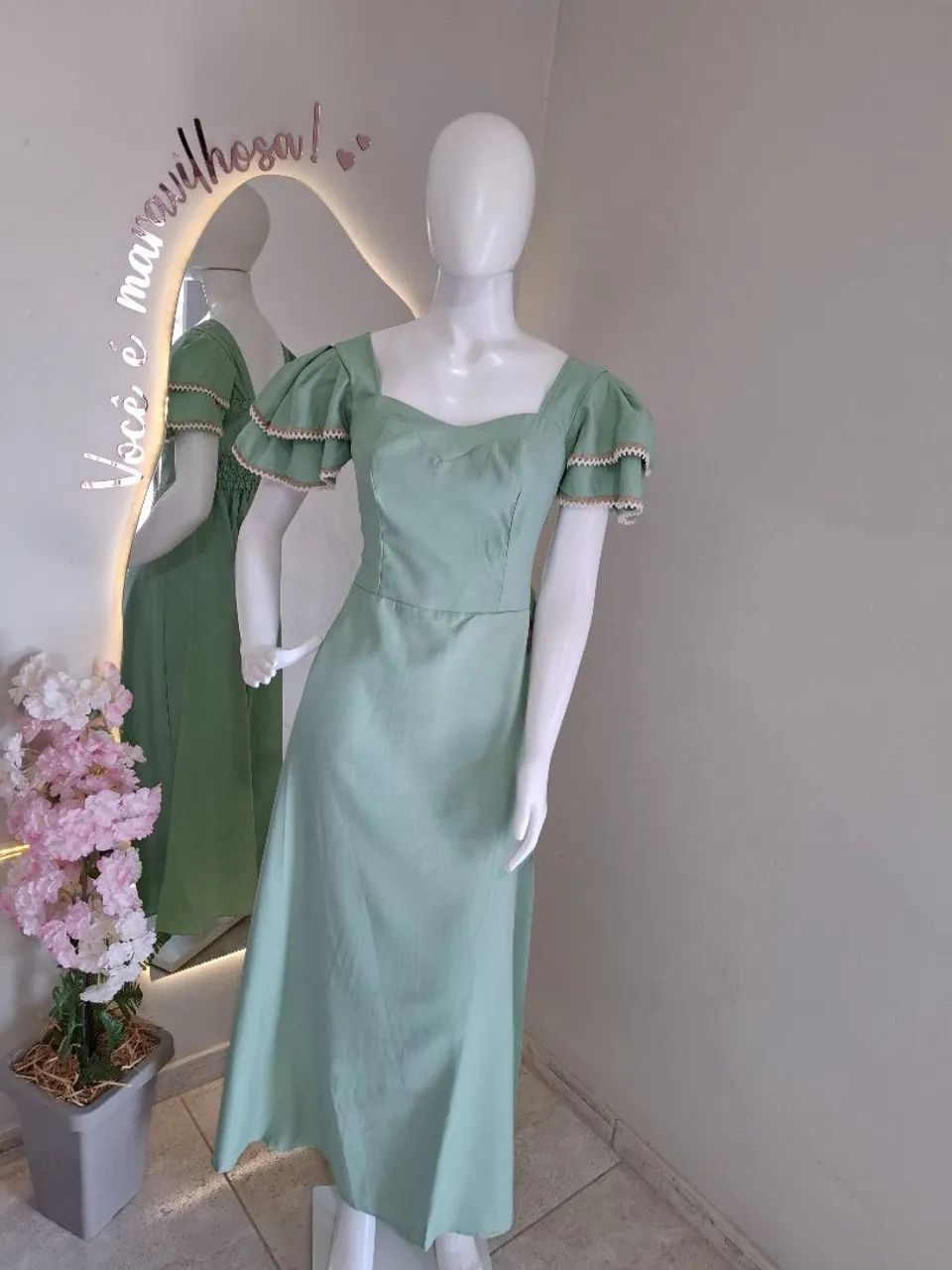 Vestido longo, tecido marrante. 