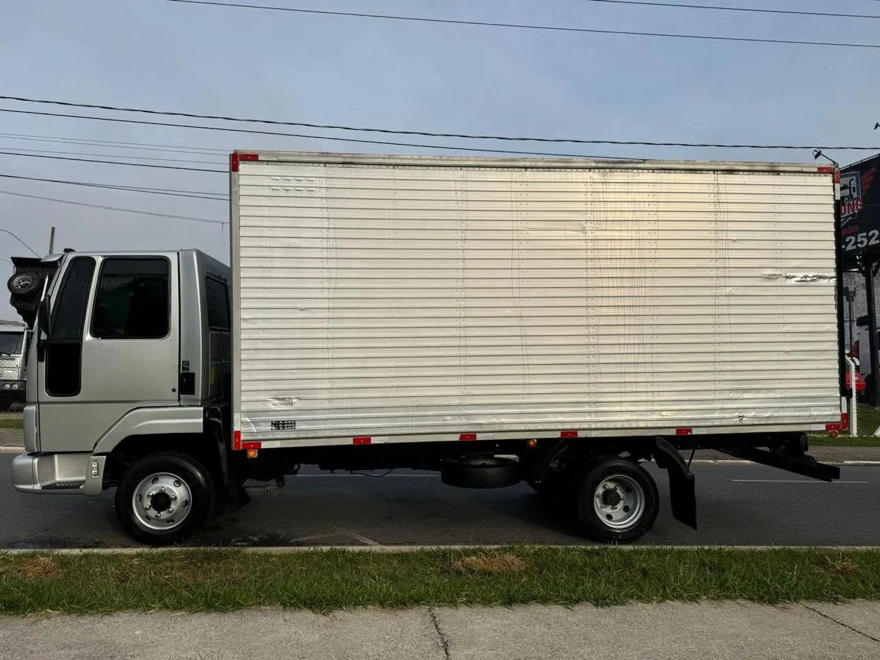 Ford Cargo 815 Baú 2010 - Foto 3