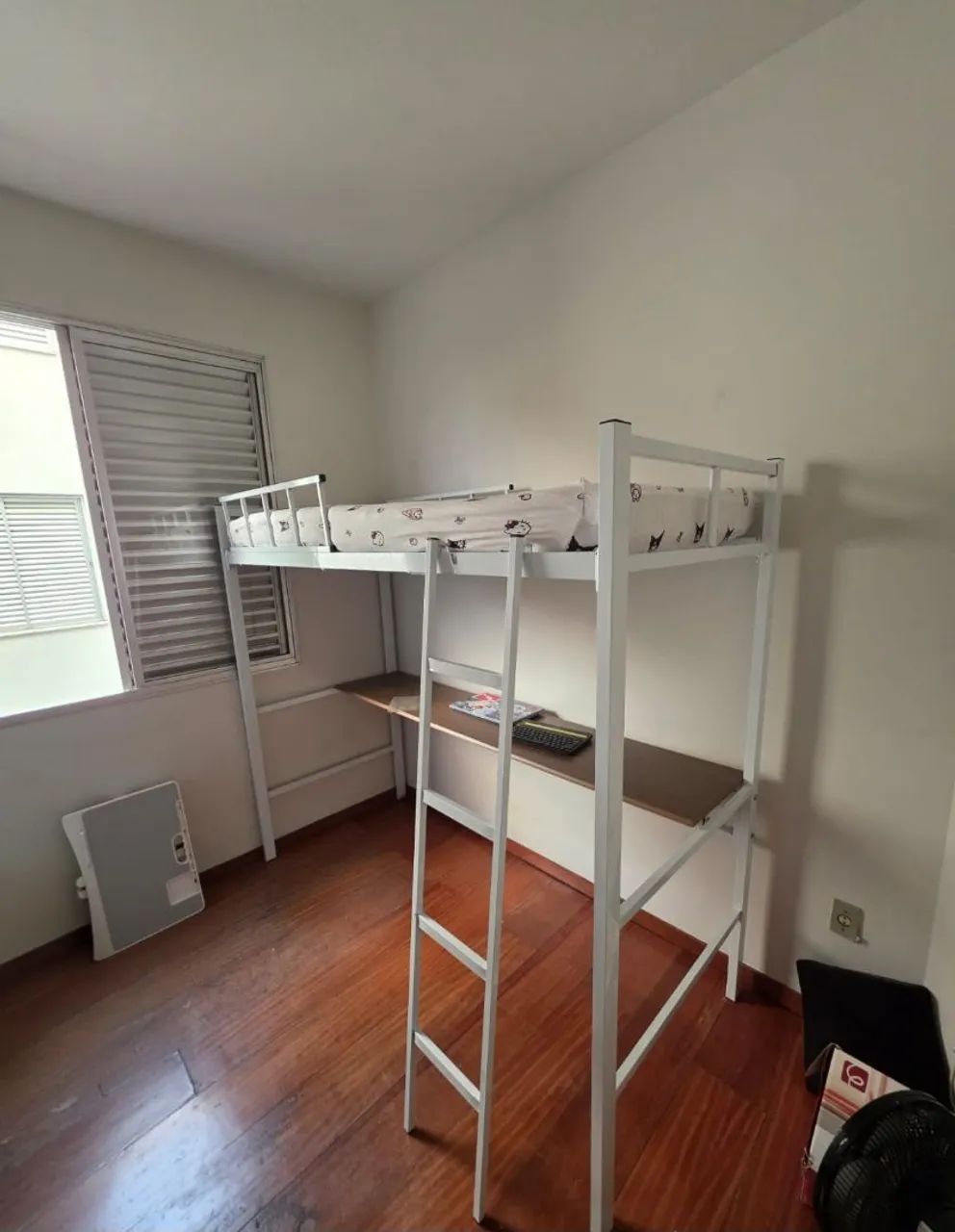 Cama suspensa com Escrivaninha