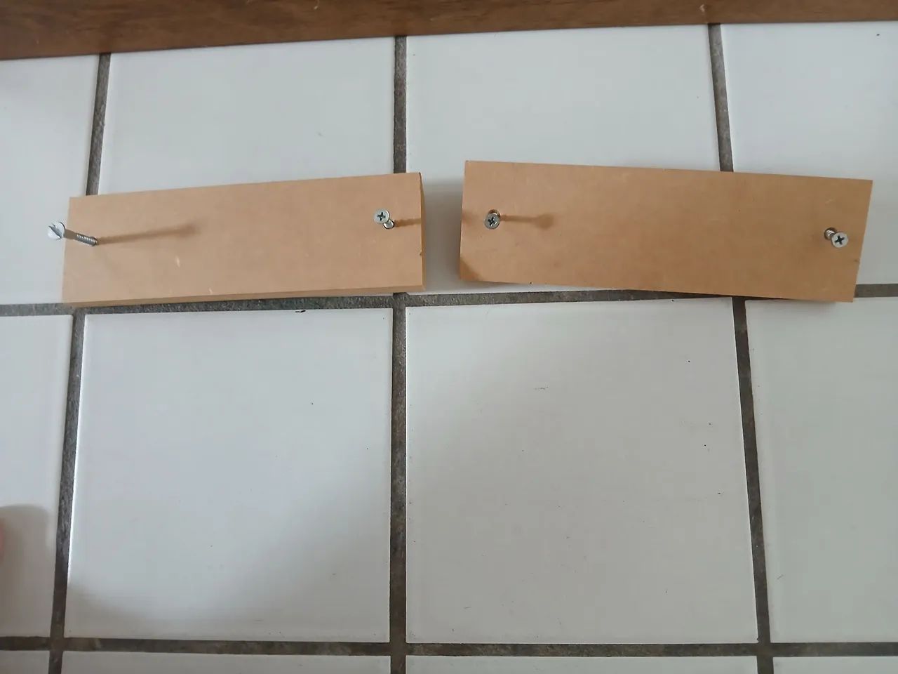 CABECEIRA DE CAMA SOLTEIRO EM MADEiRA,COMOS PARAFUSOS E SUPORTE. PEGAR EM NOVA PARNAMIRIM  - Foto 4