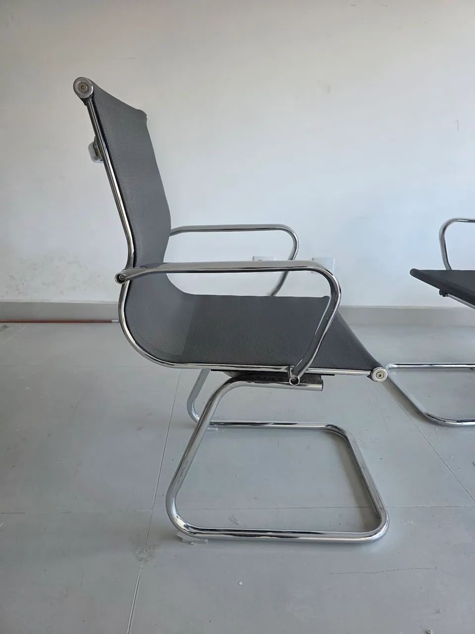 3x Cadeira Base Fixa Tela Mesh Cromada R$ 190,00 cada - Foto 2