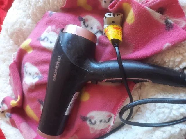 Secador de cabelo. Voltagem 127 volts. 