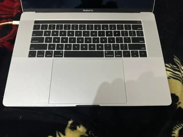 macbook pro processador i7 ano 2019 com tuch bar com 320 clicos novo 15 polegadas