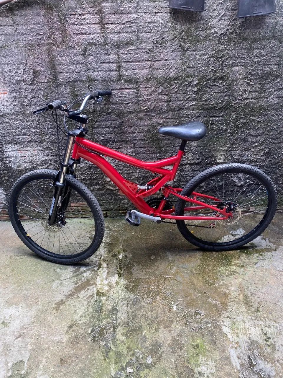 Bicicleta full suspensão com freios a disco