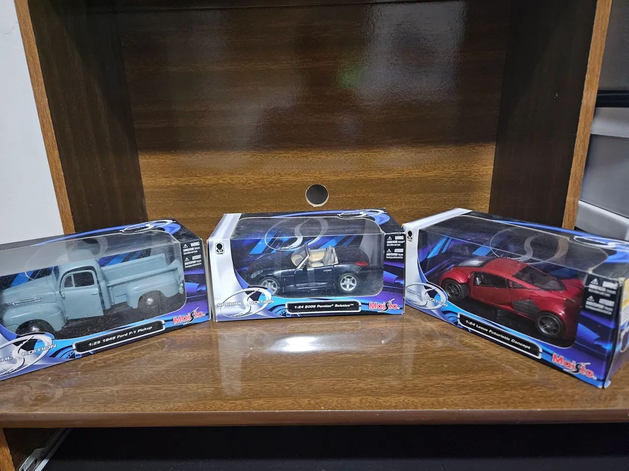 Miniaturas Maisto 1:24 Na Caixa - Ford, Pontiac E Lexus