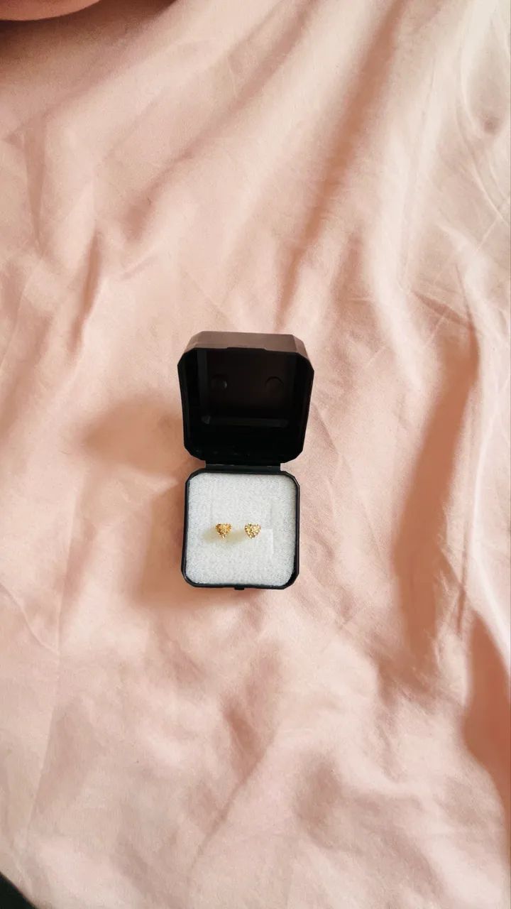 Brinco de Ouro  com pedrinhas de brilhantes -Vendo 
